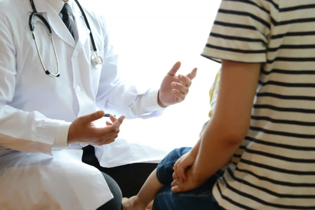 值班護理師巡視病房時發現男童出現異常，除了尿床以外，他的右眼對焦不正常、右側肢體癱瘓還不能說話。 (圖／photoAC)