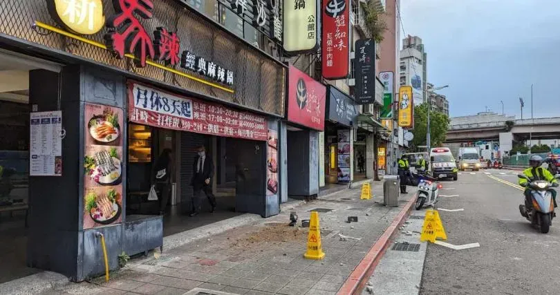 北市中正區汀州路三段29日下午發生一起磁磚掉落事故,造成路過騎士不慎輾到當場慘摔。(圖/翻攝畫面)