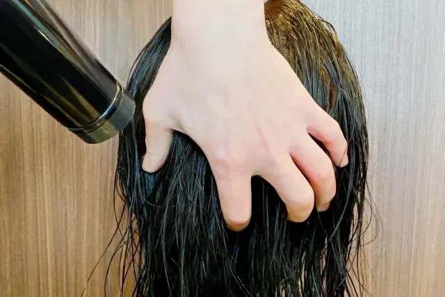吹頭髮。(圖/photoac)