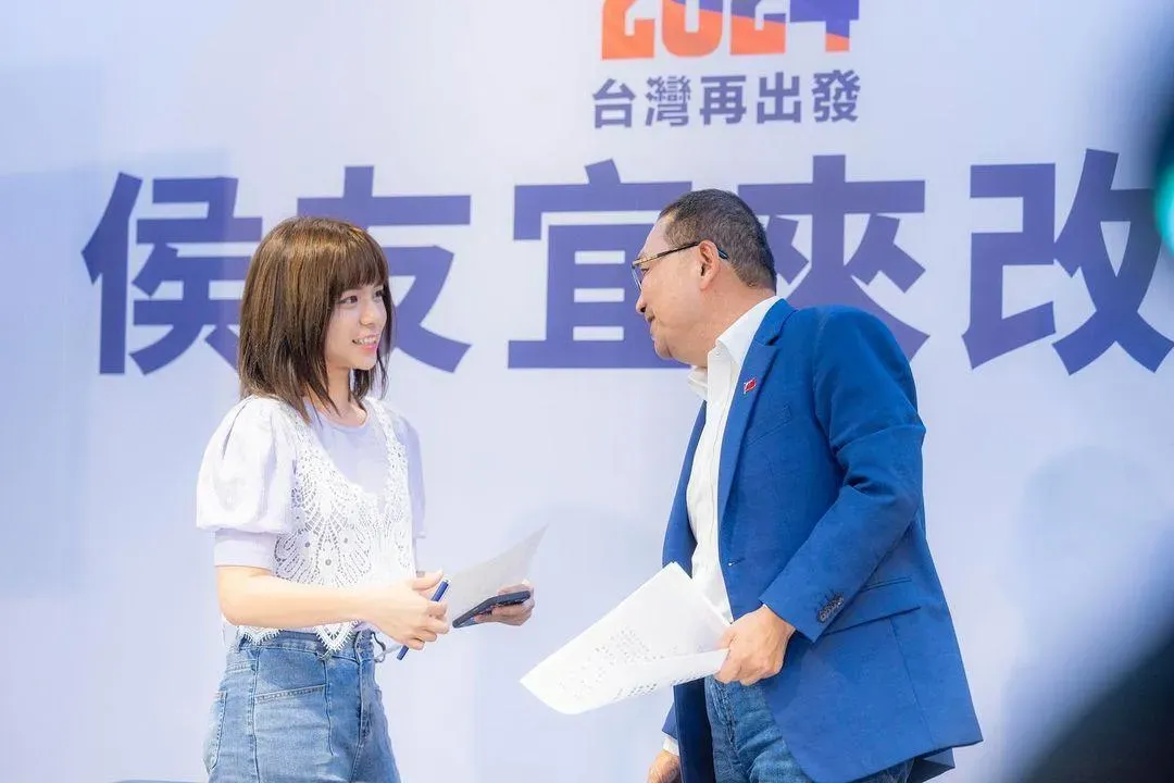 侯友宜競選辦公室發言人李利貞與侯友宜。(圖/侯友宜辦公室提供)