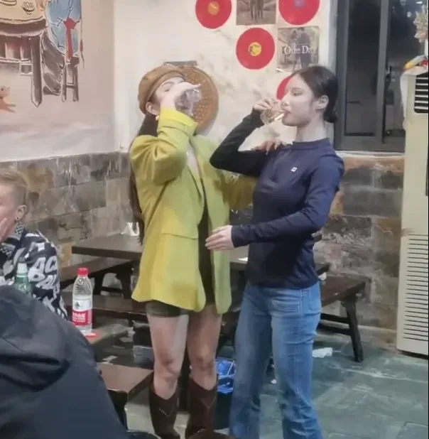 26歲秦姓女店長擅長機械舞，因此常在店裡扮演機器人服務顧客，有人會專程來看她表演。（圖／翻攝自微博）
