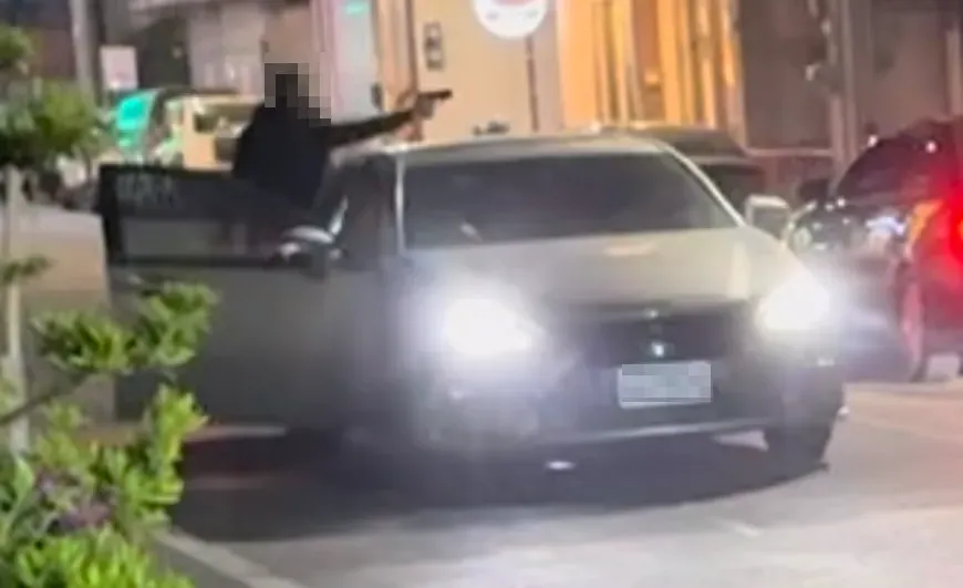 嫌犯下車開槍影像曝光。(圖/翻攝畫面)