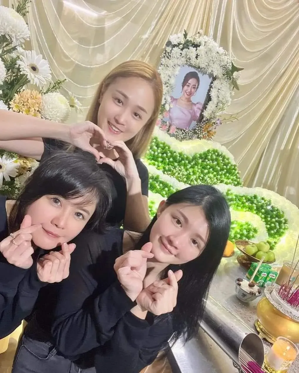 「M-Girls」的三位成員到靈堂送莊群施最後一程。(圖/FB)