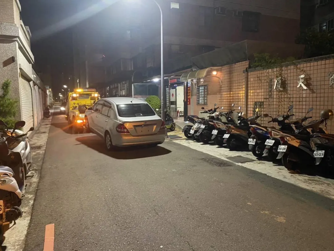 廖男車被拆牌拖吊走。（圖／中天新聞）