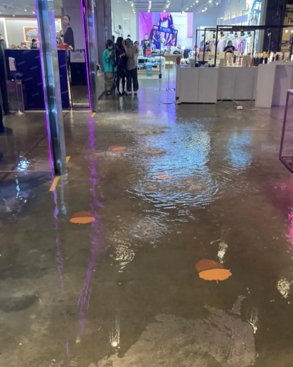線廠積水嚴重。（圖／翻攝畫面）