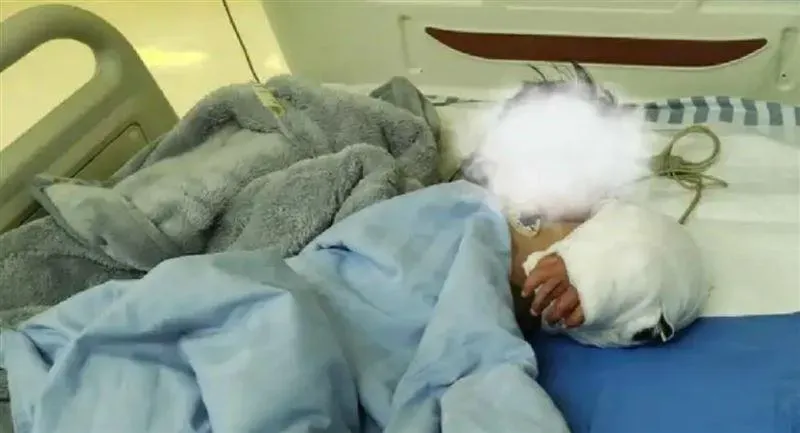 該男童目前還在加護病房觀察。（圖／翻攝微博）