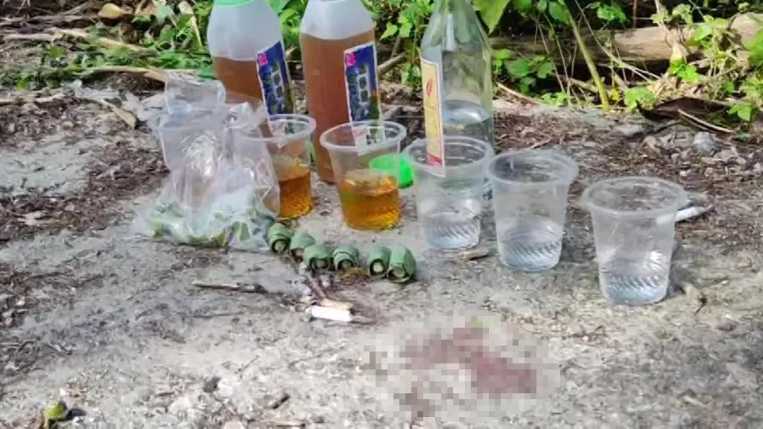 命案現場仍留有血跡，余男親友放飲料和檳榔跟死者致意。（圖／中天新聞）