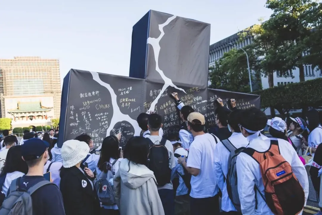 西醫、中醫、牙醫、藥師、護理師等醫事人員組成,發起「黑十字運動」。(圖/台灣醫事人員大聯盟提供)