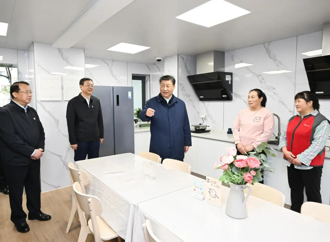 11月29日,習近平考察閔行區新時代城市建設者管理者之家。(圖/翻攝新華社)