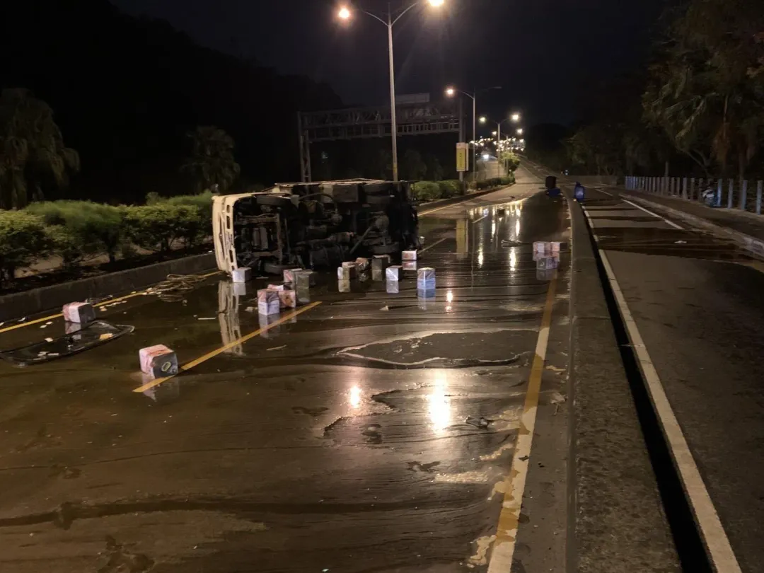 路面瞬間流滿油漬。（圖／中天新聞）