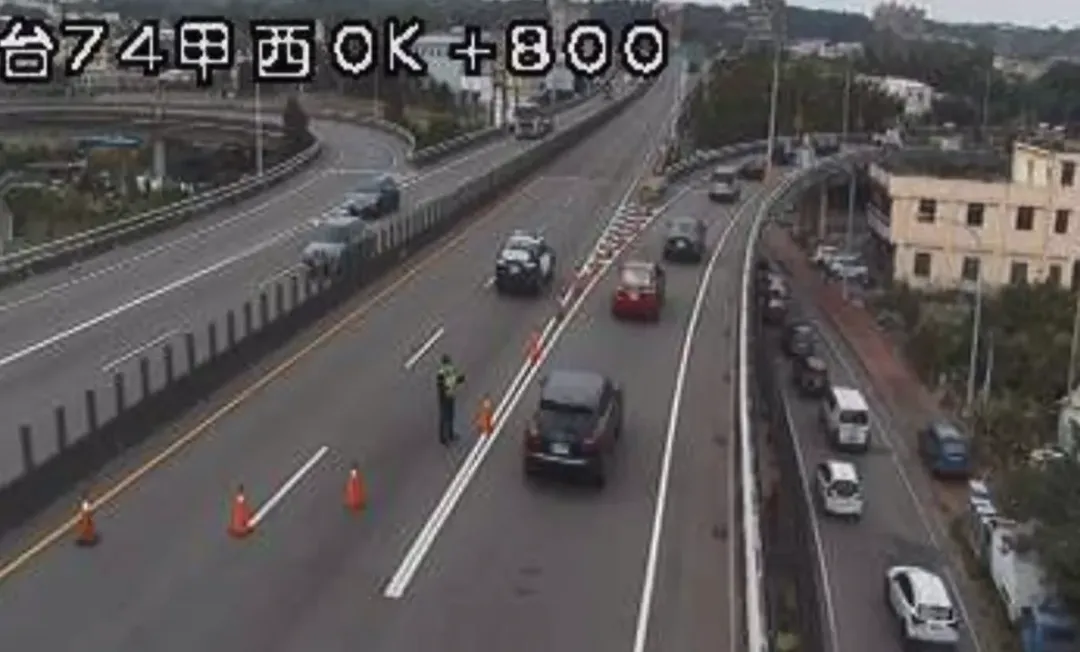 警方擴大管制交通。（圖／中天新聞）
