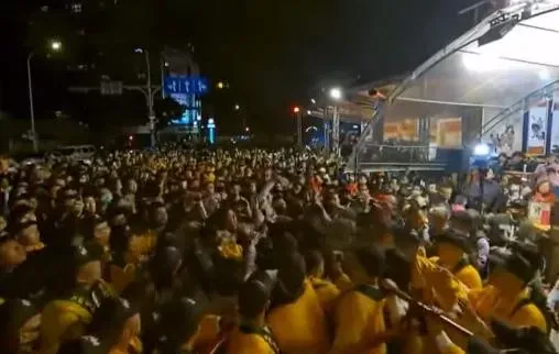 青山宮遶境首日就因紅壇問題上演格鬥賽。(圖/翻攝畫面)