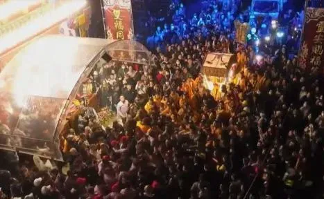 事發紅壇前民眾擠得水洩不通。（圖／台灣廟會情報局LIVE）