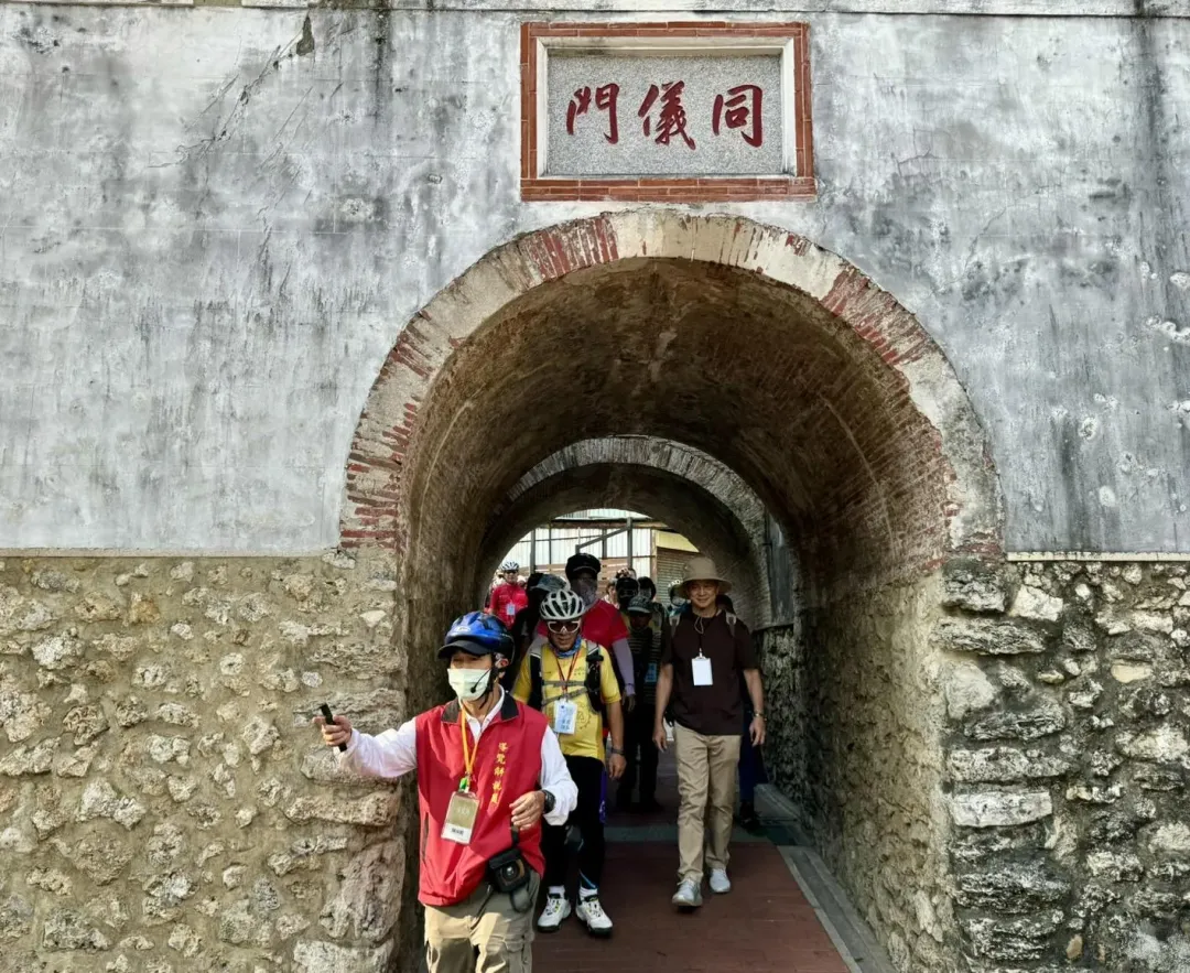 鳳山城文化志工協會導覽「東便門（同儀門）」。（圖／高雄市觀光局提供）