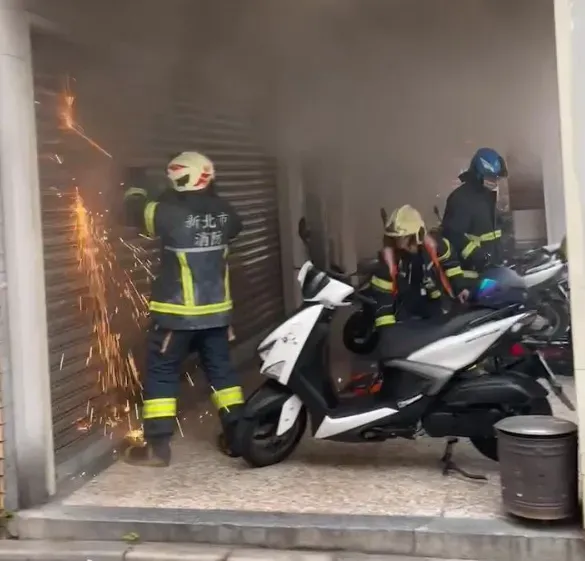 新莊梁社漢排骨店傳火警。（圖／翻攝畫面）
