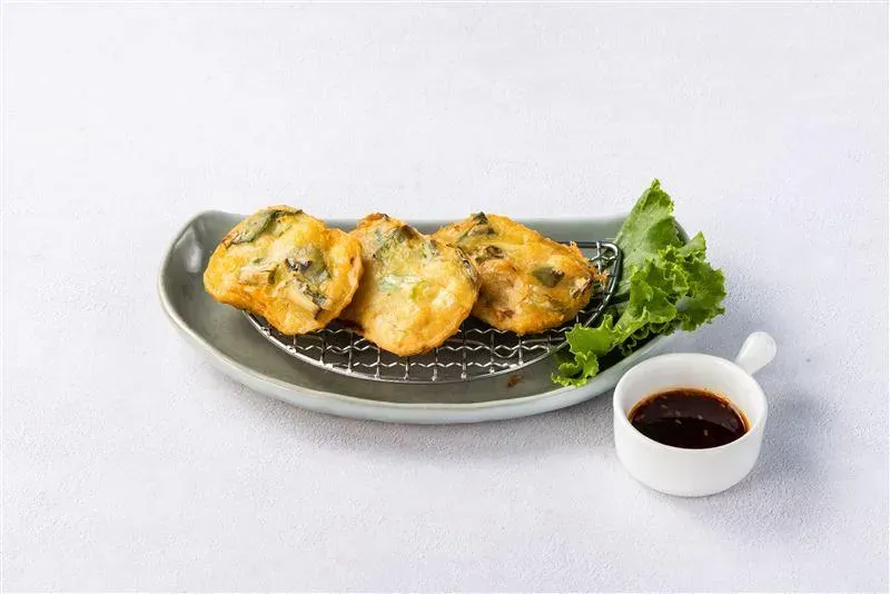 在bb.q CHICKEN消費達條件就送價值128元人氣韓式小點「海鮮小煎餅」。（圖／bb.q CHICKEN提供）