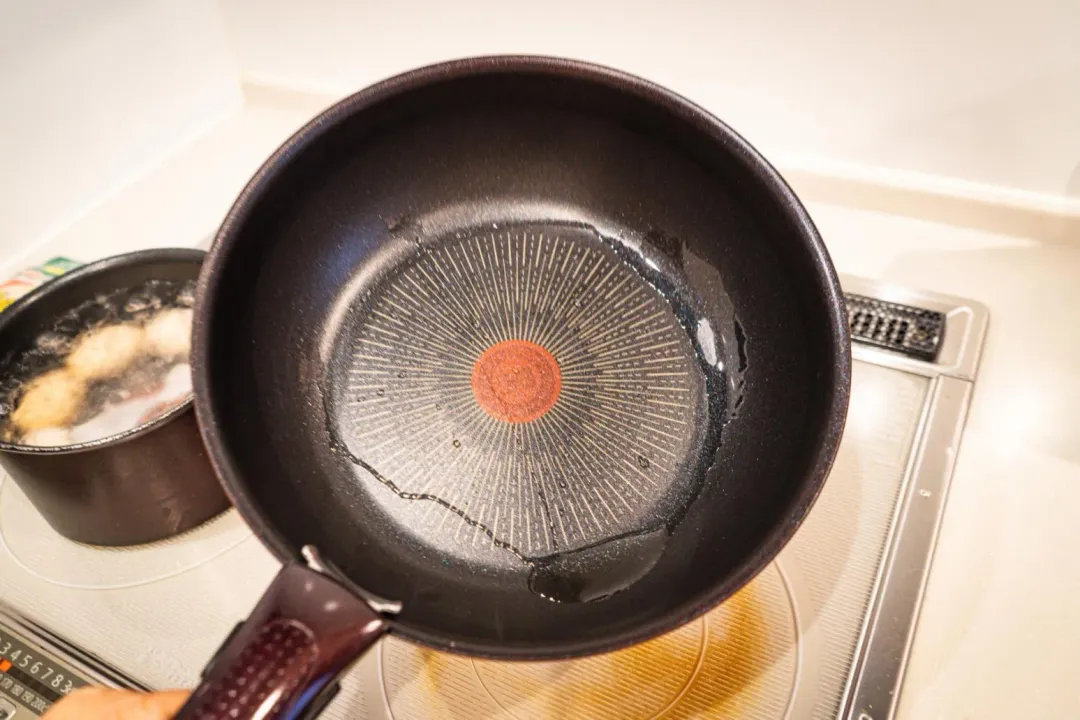 PFCs在日常生活並不少見，常作為衣物、食品包裝材料等表面塗層。(圖／photoAC)&nbsp;