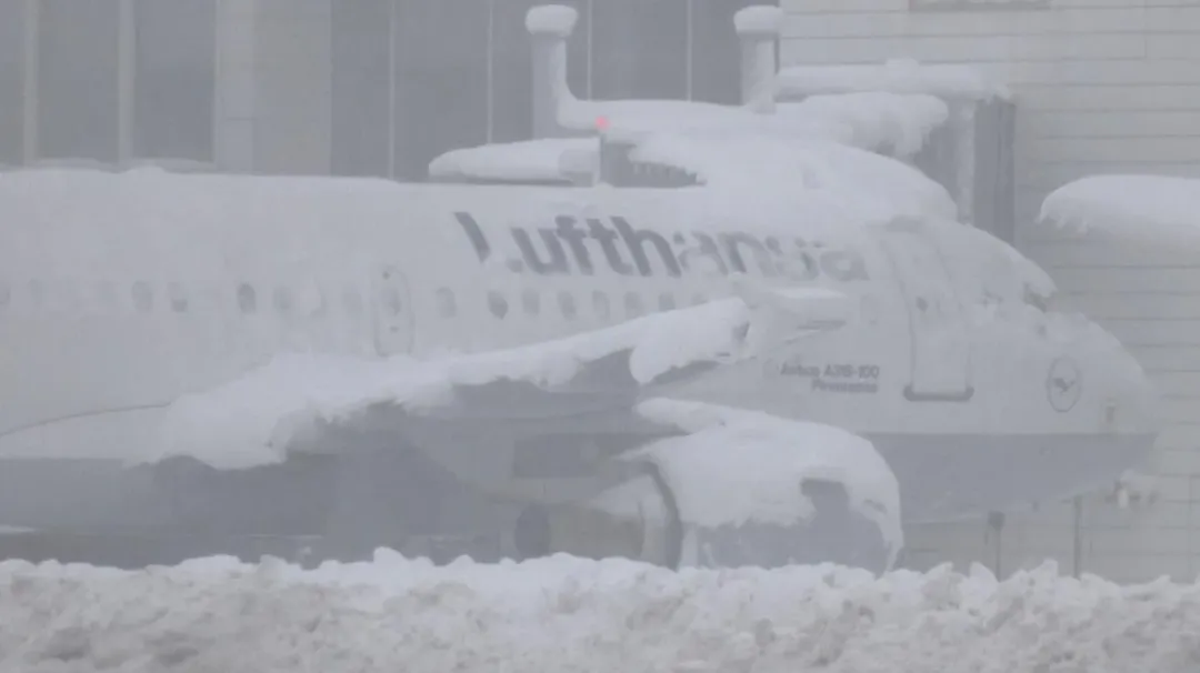 慕尼黑機場客機上有大量冰雪殘留。（圖／路透社）
