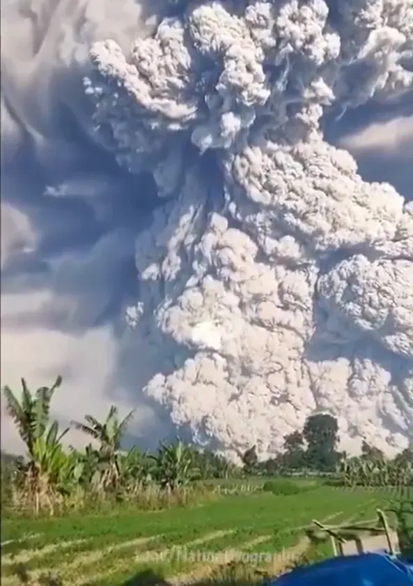 印尼馬拉皮火山爆發，濃濃火山灰直衝天際。（圖／翻攝自X）