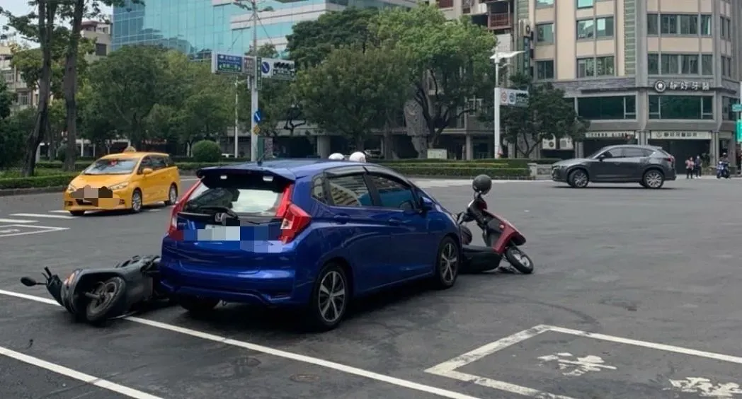 藍色車輛猛撞3輛機車。(圖/翻攝畫面)
