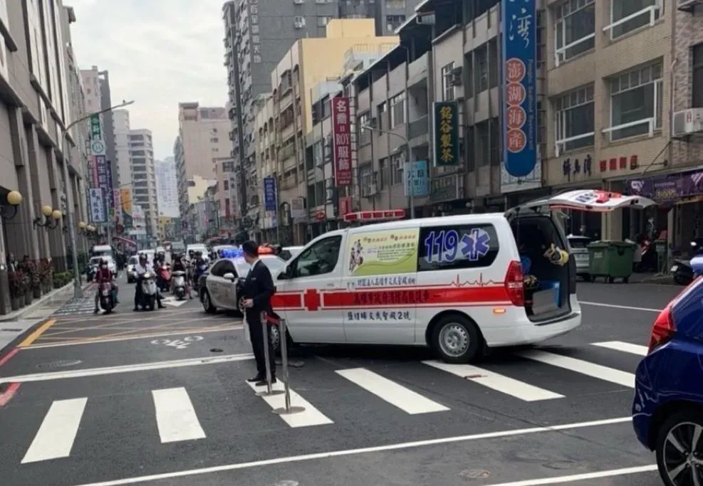 救護車到場緊急救援。(圖/翻攝畫面)