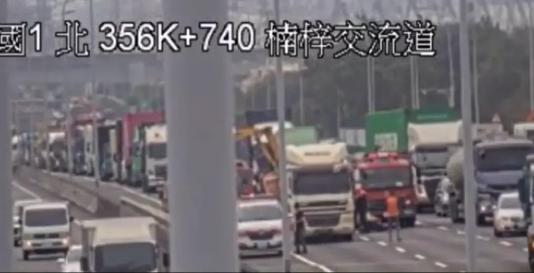 車流一度回堵6公里。(圖/翻攝畫面)