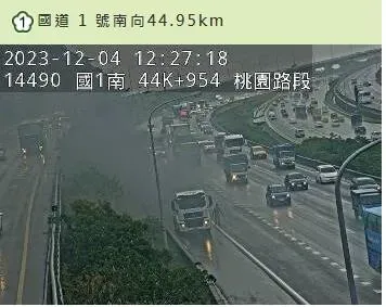 起火濃煙一度造成車流回堵約3公里。（圖／翻攝畫面）