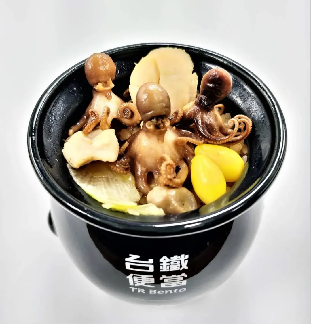 「海味便當」用料奢華，提供顧客美味頂級至尊享受。（圖／台鐵）
