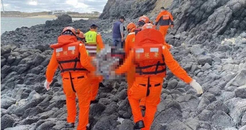 澎湖知名景點「摩西分海」驚傳命案,警方現正調查死者身分中。(圖/翻攝畫面)