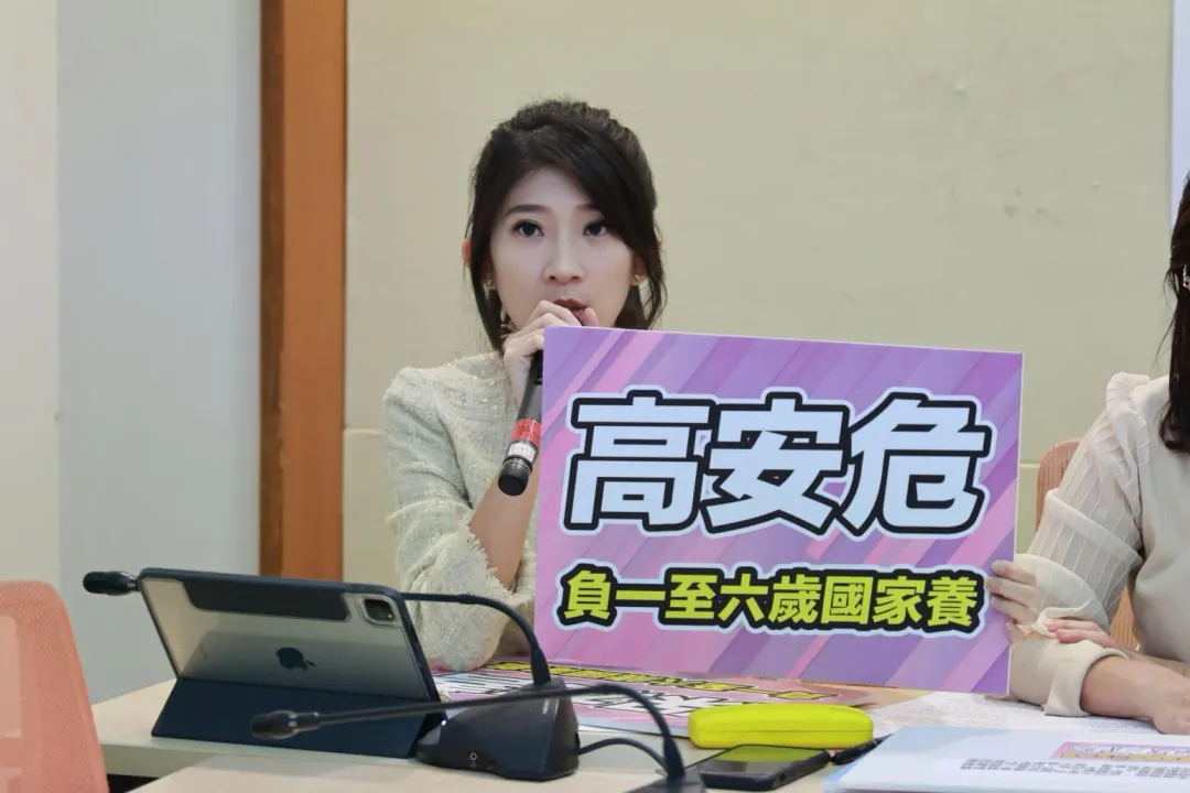 國民黨立委參選人李彥秀、李明璇、黃建豪、陳菁徽，6日在立院舉行國民黨少子化記者會。(圖/中天新聞，李俊毅攝)
