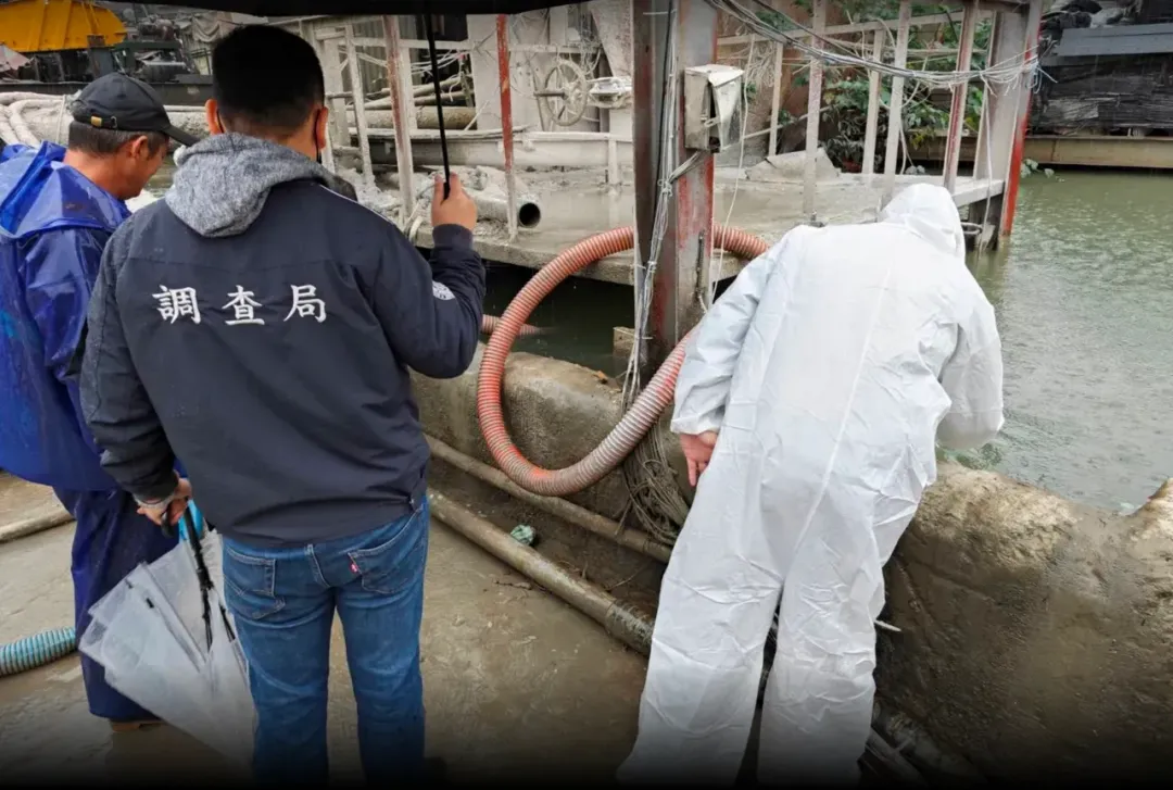 新北市調查處與環保局稽查人員,搜索業者亂倒毒廢棄物現場。(圖/新北市調查處提供)