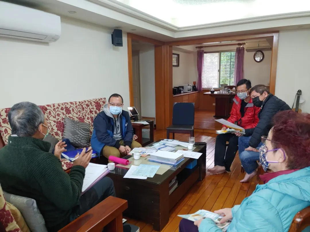 工務局專輔團隊至社區現場訪視。(圖/新北市府工務局提供)