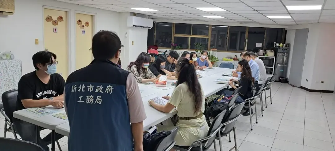 工務局專輔團隊至社區說明成立管理組織之流程。(圖/新北市府工務局提供)