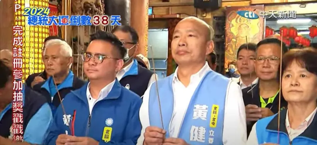 韓國瑜和黃建豪一起參拜觀世音菩薩。（圖／中天新聞）