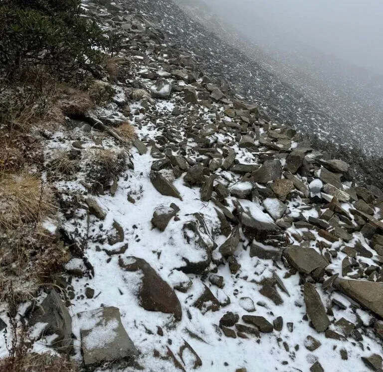 有山友6日下午分享「雪山降瑞雪」美景,這場雪是2023年入冬以來的初雪。(圖/台灣戶外自組揪團提供)