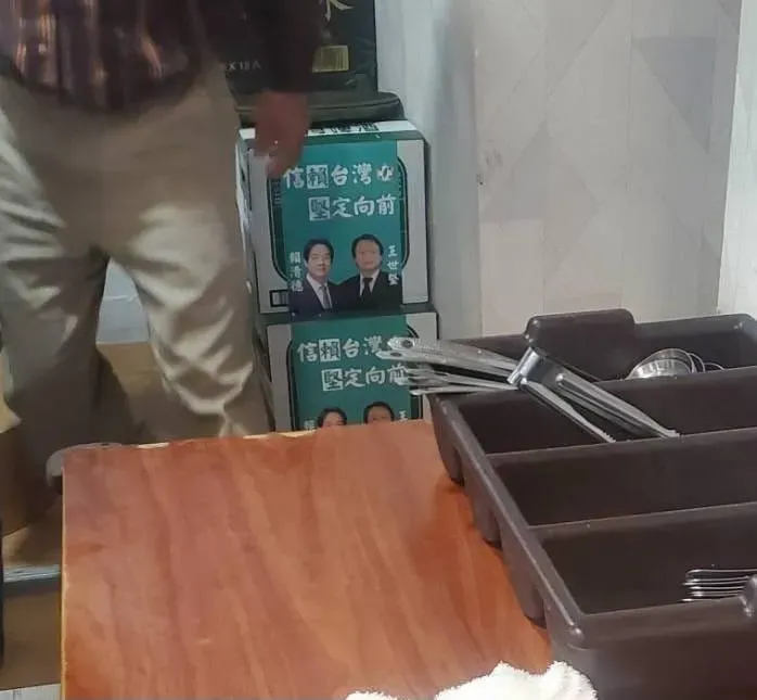 游淑慧臉書PO出印有賴清德、王世堅競選海報的啤酒(攝自游淑慧臉書)