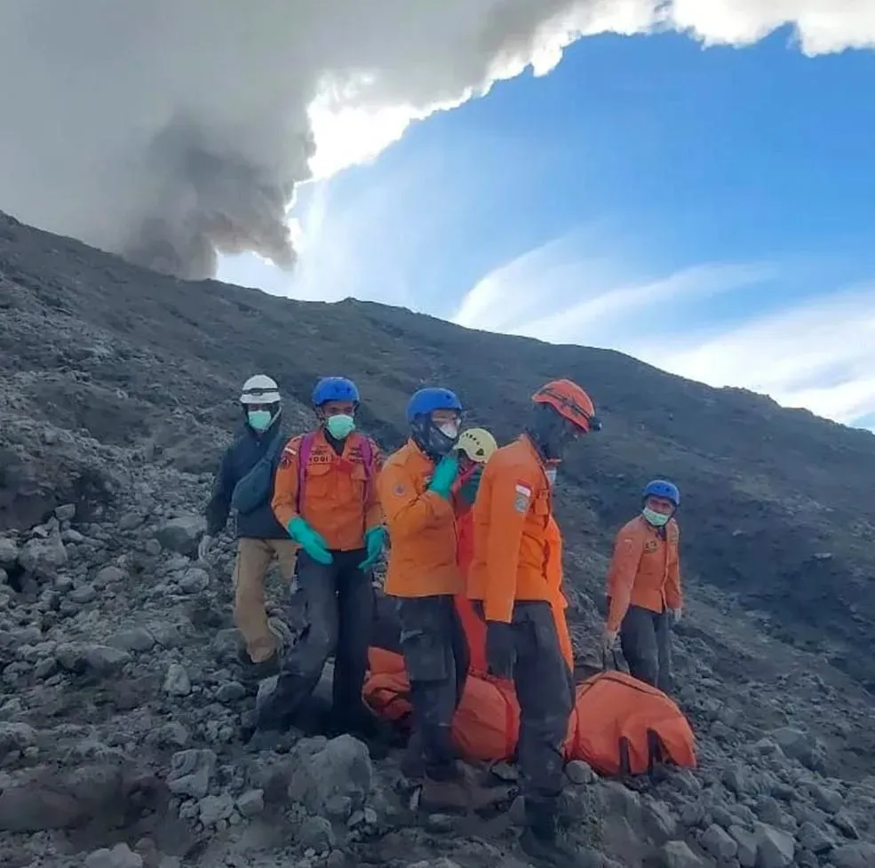 印尼馬拉皮火山噴發死亡人數已攀至23人。(圖/美聯社)