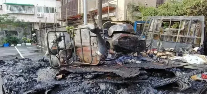 貨車車斗上的機車也慘遭火噬。（圖／翻攝畫面）