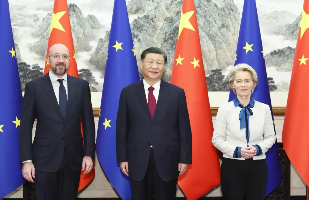 大陸國家主席習近平會見歐盟理事會主席米歇爾(左)和歐盟委員會主席范德賴恩(右)。(圖/新華社)