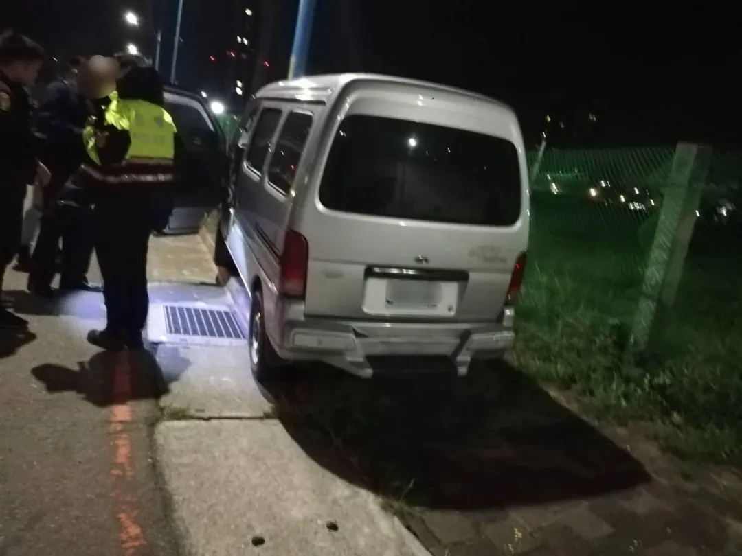 銀色廂型車自撞電線桿,駕駛當場失去呼吸心跳。(圖/翻攝畫面)