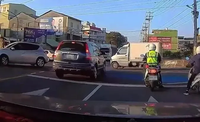 彰化一輛休旅車停等紅燈時大越線,警察就停在他後方。(圖/翻攝WoWtchout—地圖型行車影像分享平台)