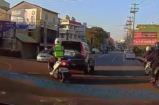 警察等綠燈才鳴笛上前取締違規的休旅車。(圖/翻攝WoWtchout—地圖型行車影像分享平台)