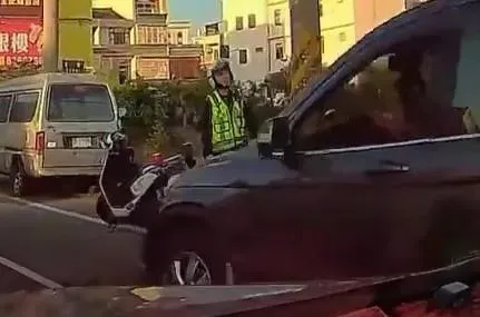 目擊者看到違規的休旅車被取締開單捧腹大笑。(圖/翻攝WoWtchout—地圖型行車影像分享平台)