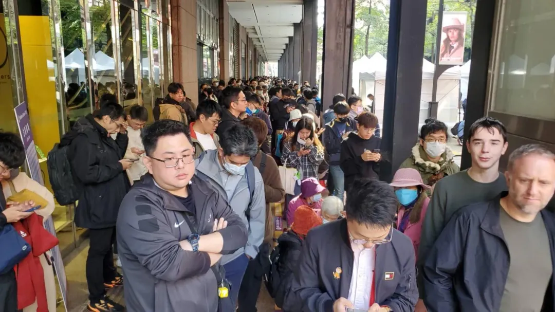 台北寶可夢中心今開幕,人群擠爆新光三越。(圖/程正邦攝)