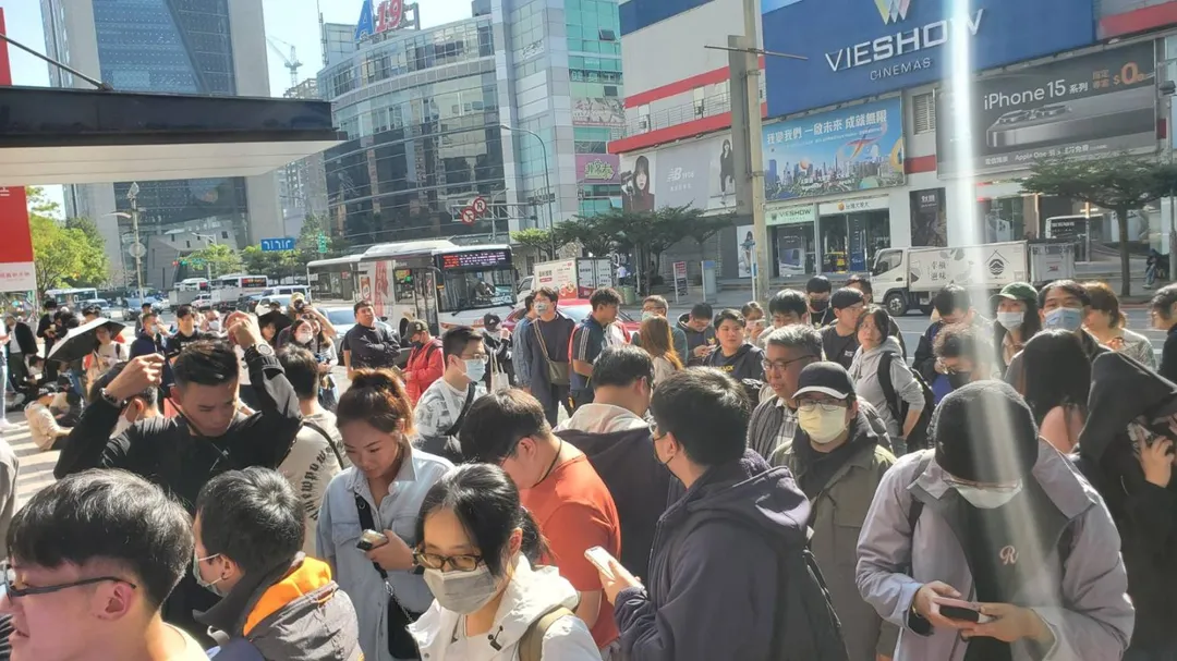 台北寶可夢中心開幕,人群擠爆新光三越A11館的盛況。(圖/資料畫面/中天新聞)