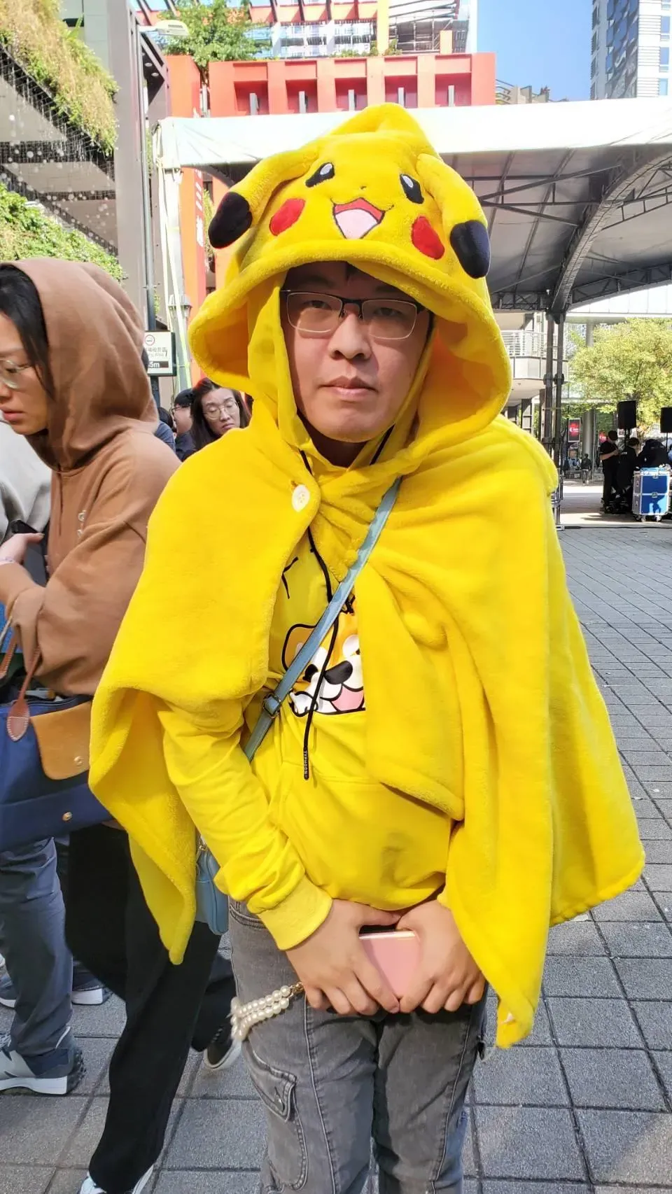 住在三重的鄭先生披著著王皮卡丘浴袍排隊,十分搶眼。(圖/程正邦攝)