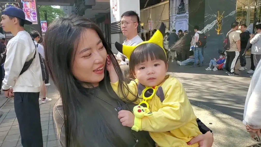 抱著2歲女兒受訪的江太太。(圖/程正邦攝)