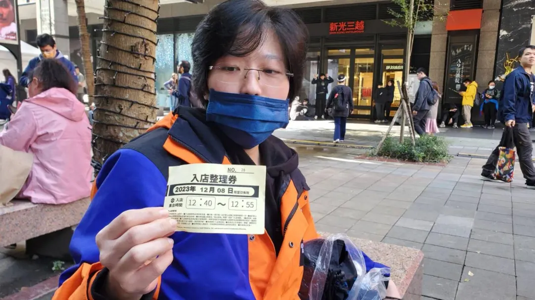 凌晨三點來排的stacy搶到整禮券。(圖/程正邦攝)