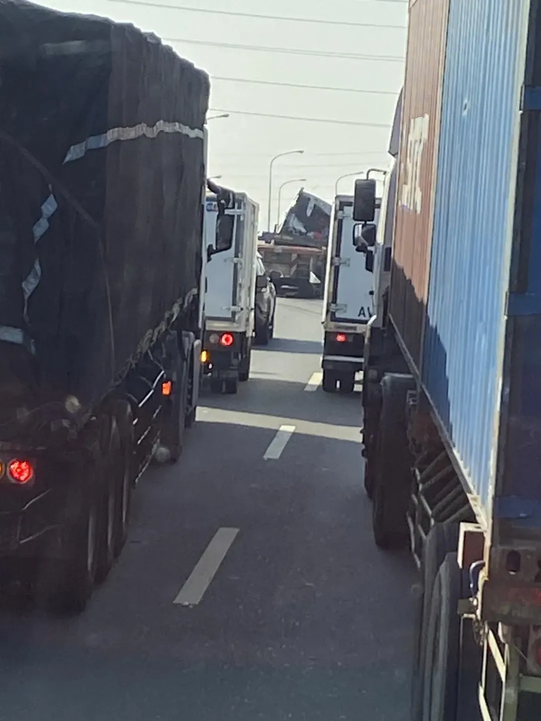 彰化縣鹿港台61線西濱快速道路北上174.7公里處,一輛曳引車撞上兩輛施工的防撞車。(圖/記者爆料網)
