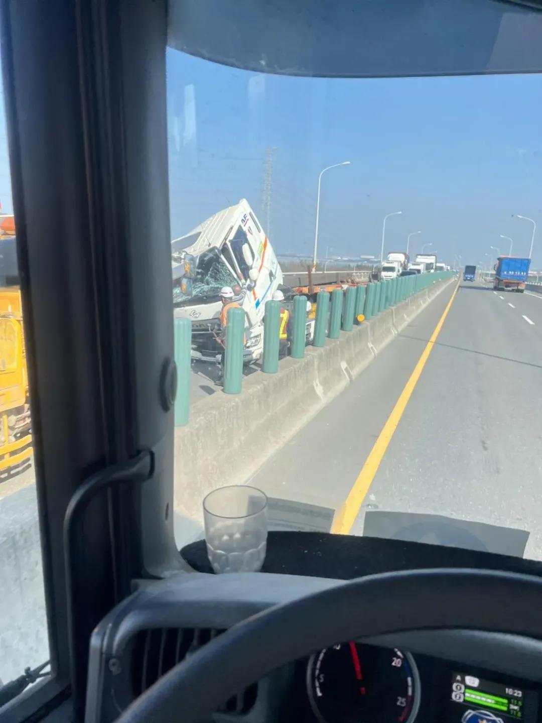 彰化縣鹿港台61線西濱快速道路北上174.7公里處,一輛曳引車撞上兩輛施工的防撞車。(圖/記者爆料網)